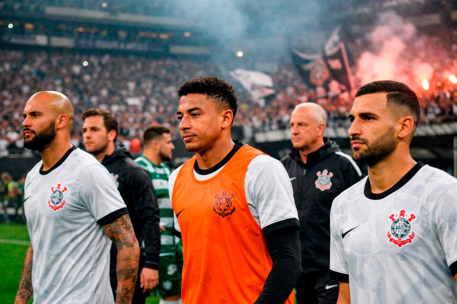 Corinthians x Coritiba: Timão busca vitória na Neo Química Arena enquanto crise política escancara a urgência de mudanças no clube